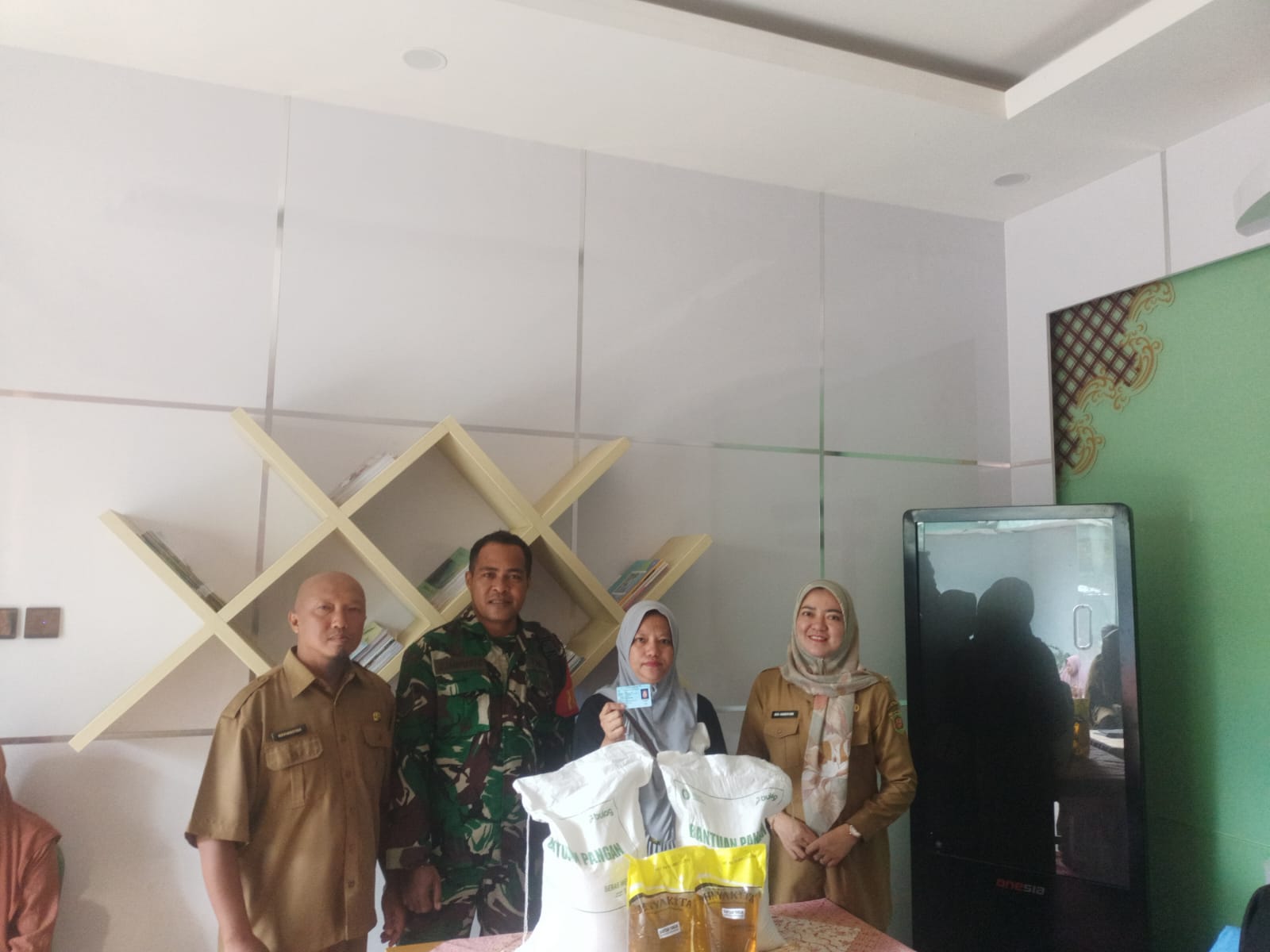 Babinsa Koramil 0901-01/Samarinda Ulu  Dampingi Penyaluran Bantuan Pangan di Kelurahan Loa Buah