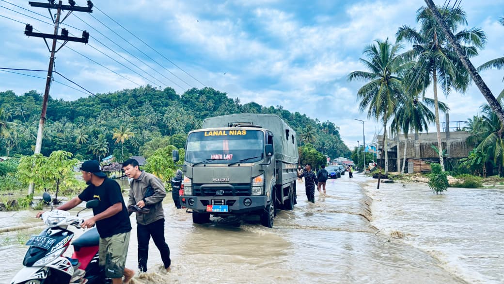Pangkalan TNI AL Nias Gerak Cepat Bantu Warga Terdampak Banjir di Teluk Dalam Nias Selatan