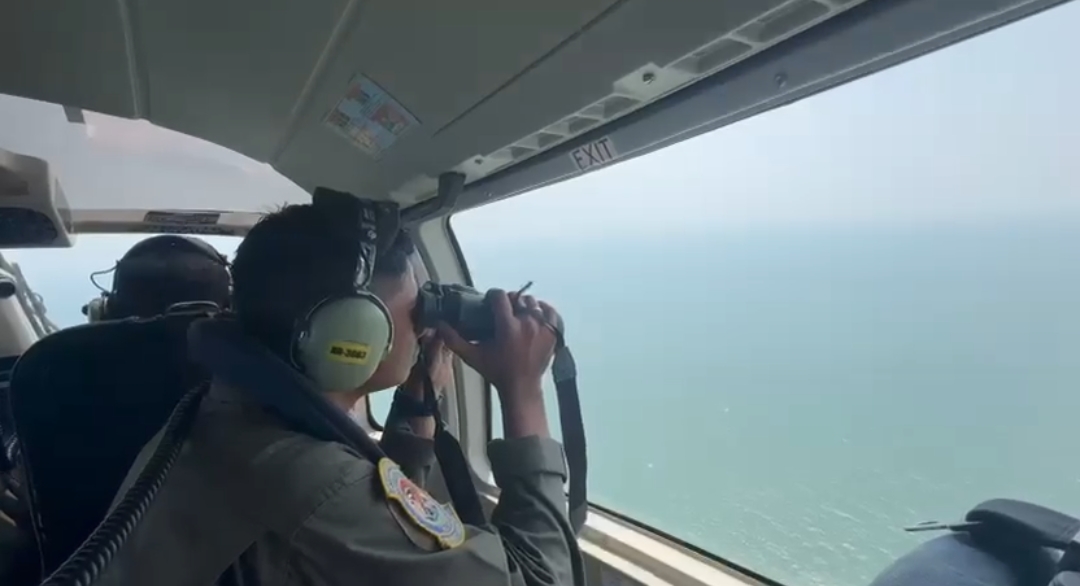 TNI AL KERAHKAN KRI DAN PESUD BANTU EVAKUASI SAR KM VIRGO TRANSPORT 8 YANG TENGGELAM DI LAUT JAWA