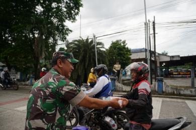 Dandim 0901/Samarinda dan Ketua Persit Cabang XIV Bagikan Takjil di Wilayah Koramil 0901-01/Samarind