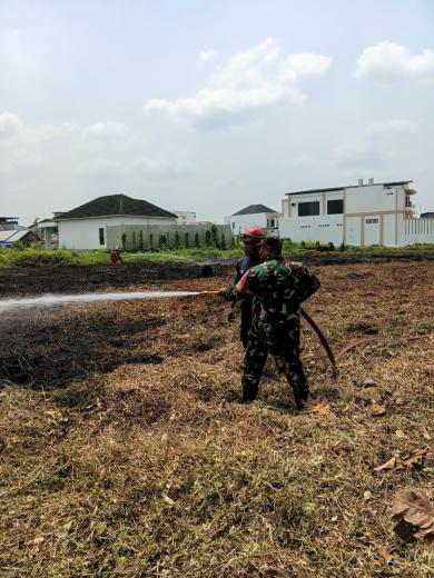 Babinsa Sungai Keledang Bersama Damkar Padamkan Kebakaran Lahan Babinsa Sungai Keledang Bersama Damkar Padamkan Kebakaran Lahan