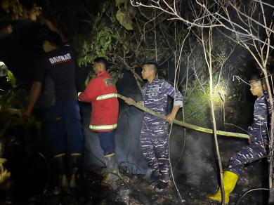 Prajurit Lanal Ranai Bantu Padamkan Kebakaran Lahan