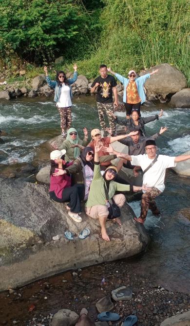 Ketua Aliansi Jurnalis Bersatu Andi Mulyati Pananrangi, S.E., Memimpin Aksi Bersih-bersih Sungai